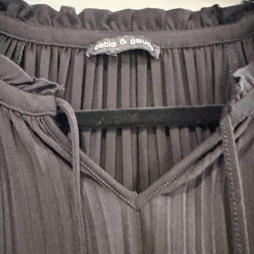 Cable & Gauge Black Pleated Blouse - Picture 3 of 4